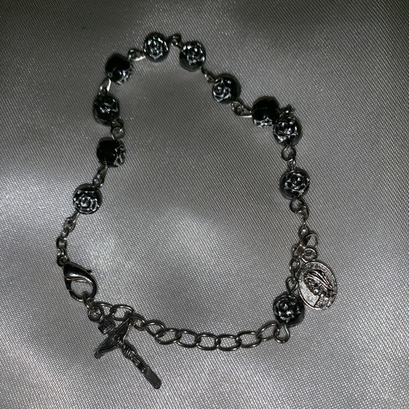 Crucifix charm bracelet - Picture 2 of 2